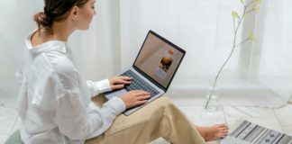 woman sitting with laptop designing her blog - From Zero To Blog in 5 steps